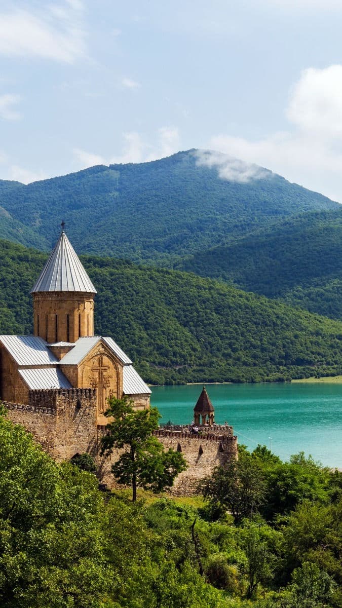 Грузия, горное озеро и церковь